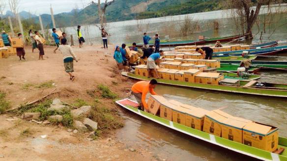 Boats being loaded for the short trip across the river to Khon Kheun